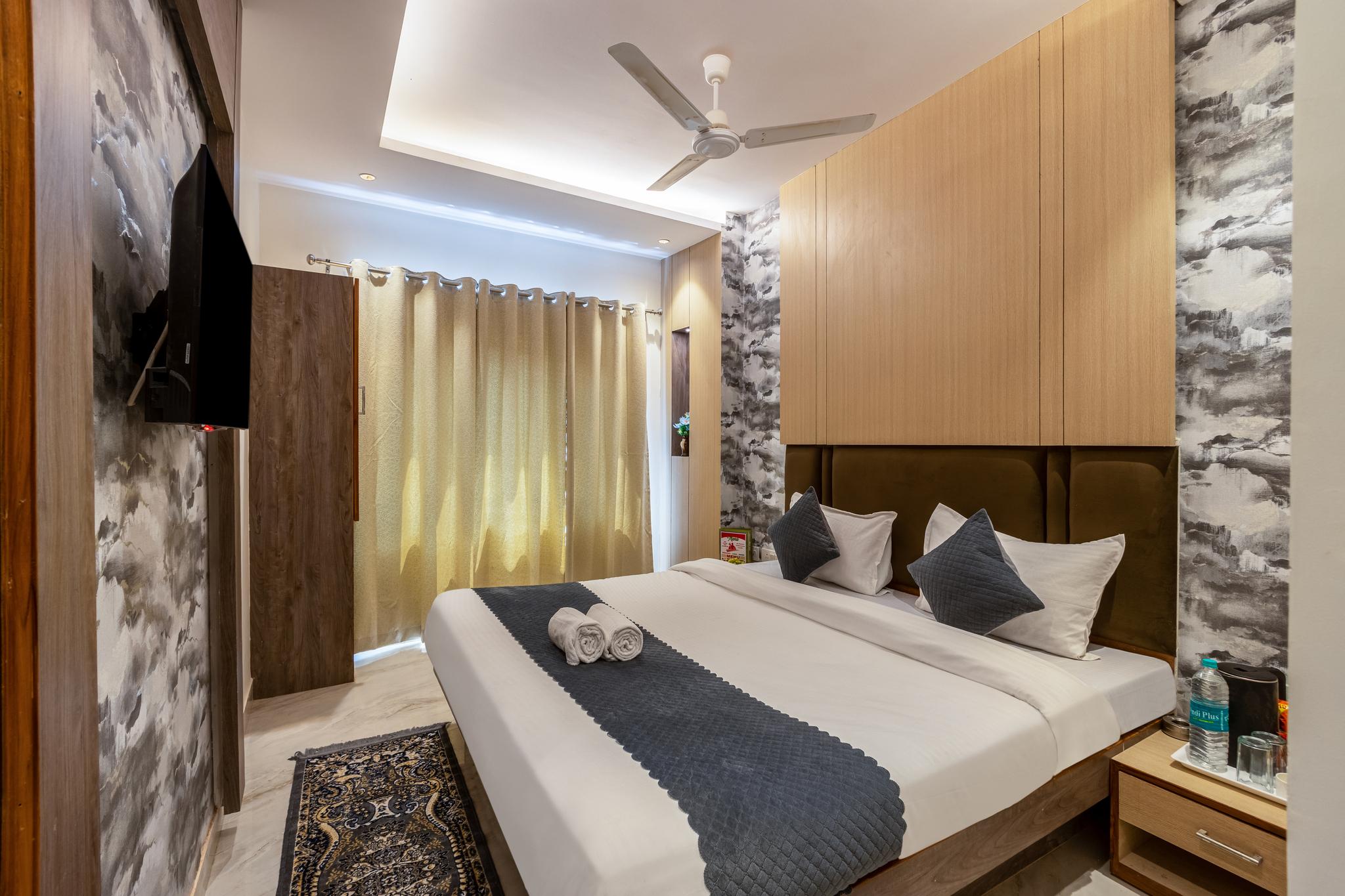 Deluxe, King Bed