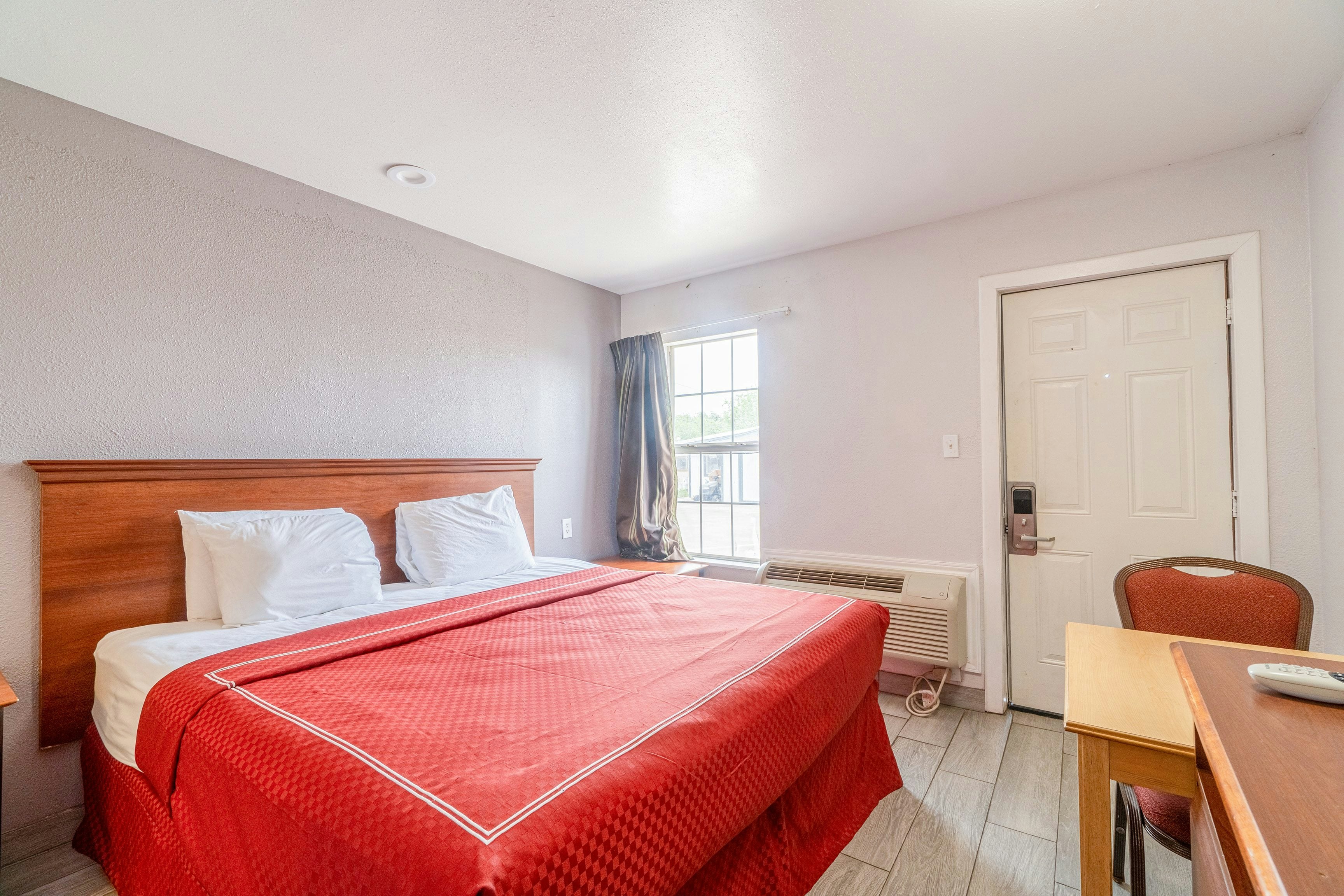 غرفة بسرير كينج للمدخنين، OYO Budget Inn Falfurrias Hwy 281 6/10