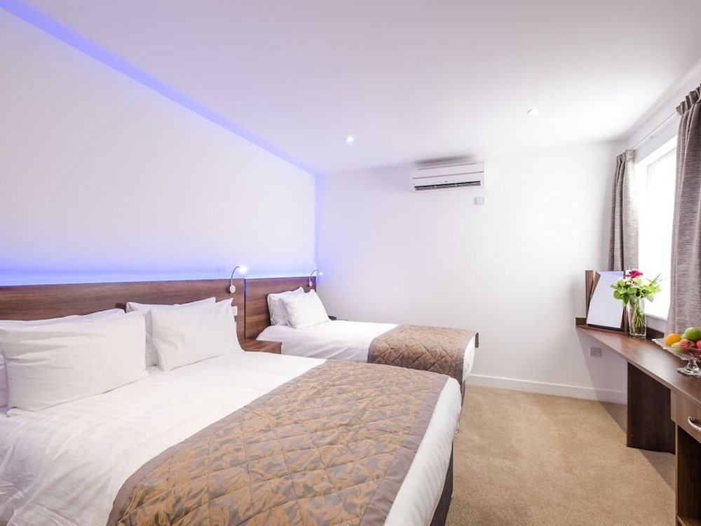 Signature Hotel London 11/50