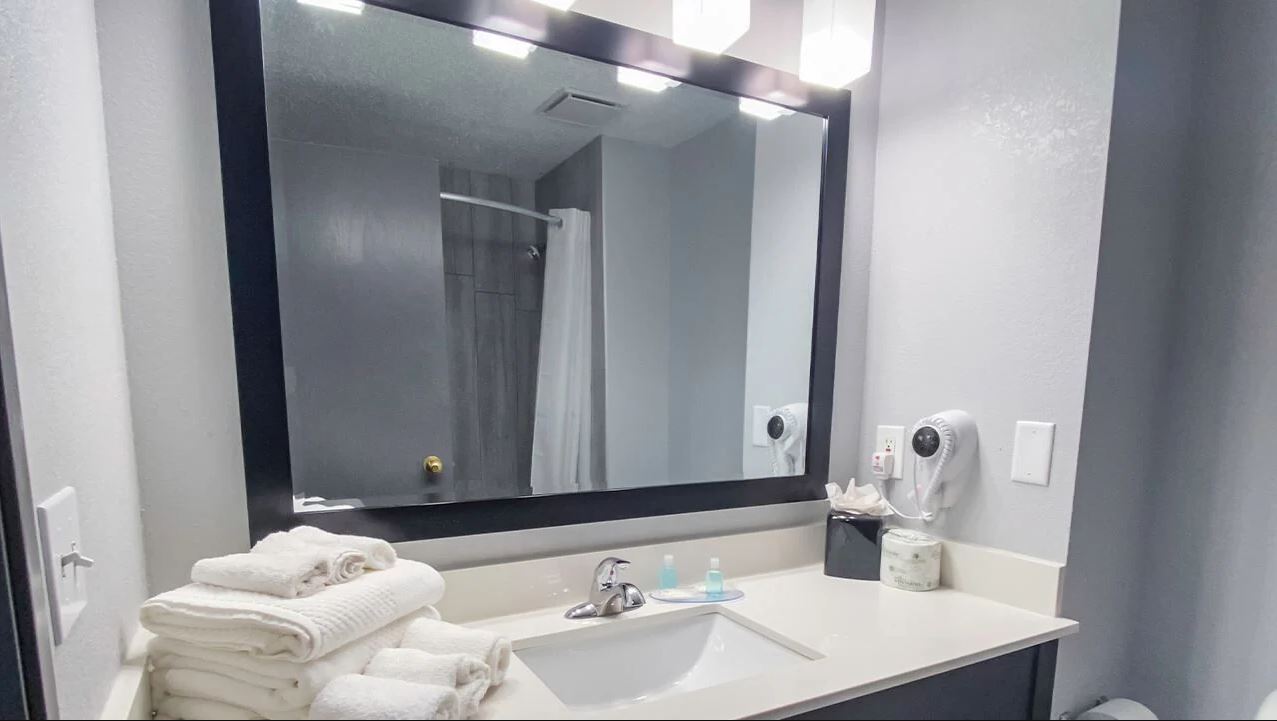 Suburban Studios Roseville - Detroit North 12/12