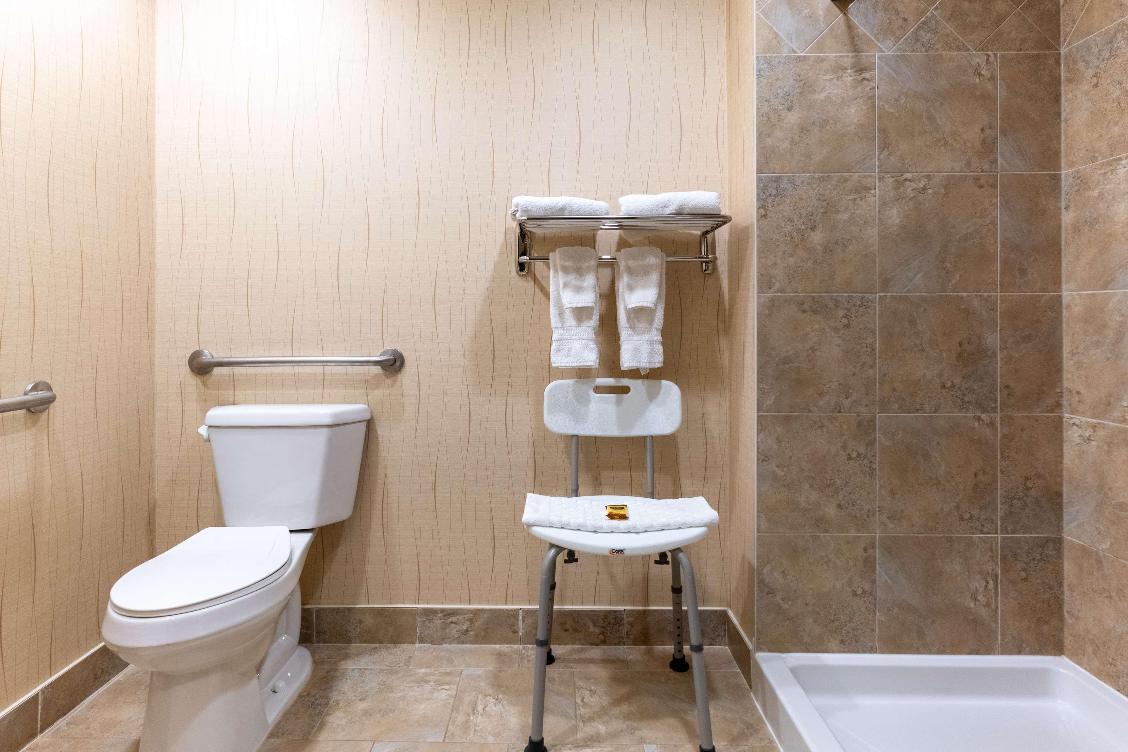 Room, Accessible, Best Western Plus South Edmonton Inn and Suites 3/3