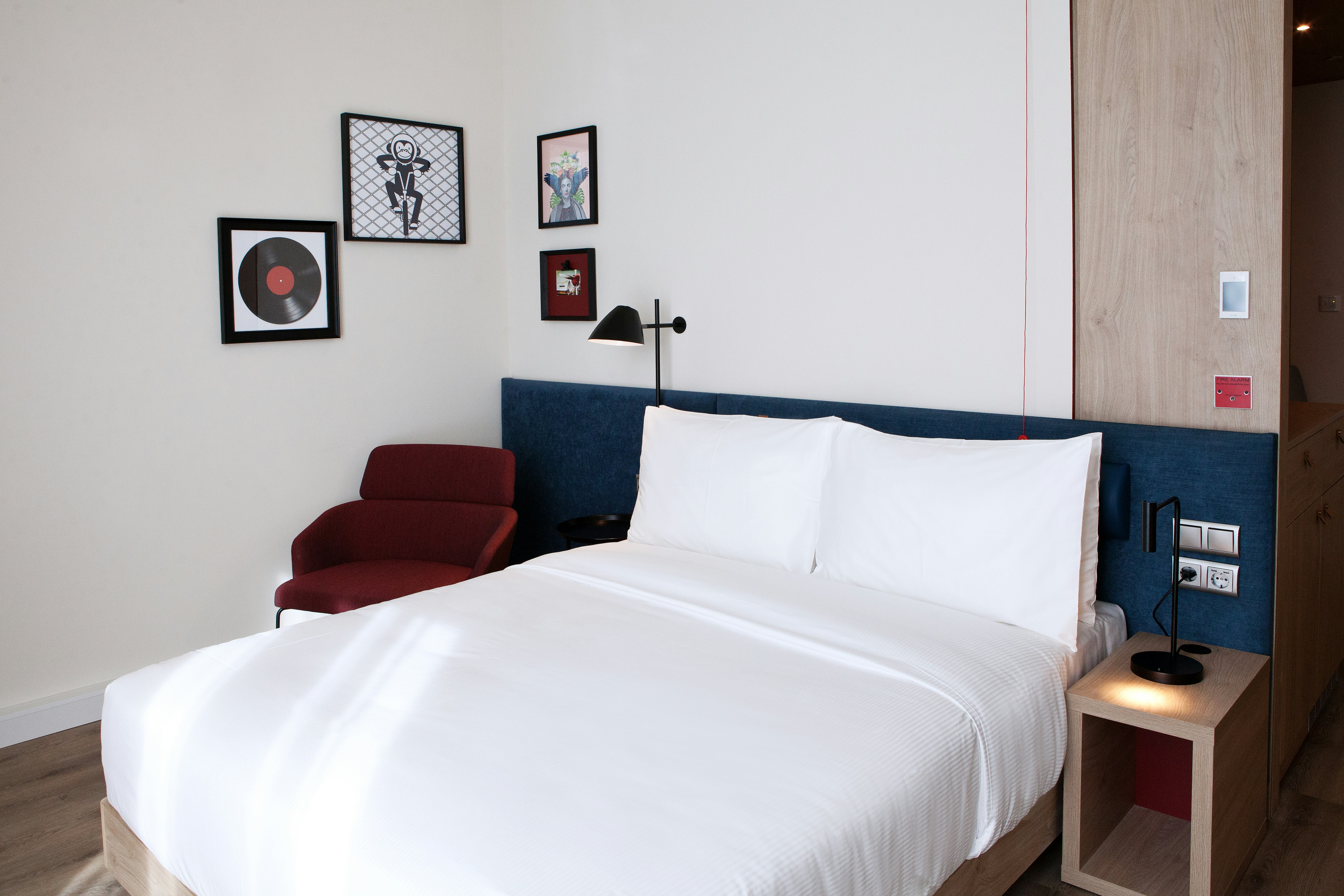 ROOM, QUEEN BED, ACCESSIBLE