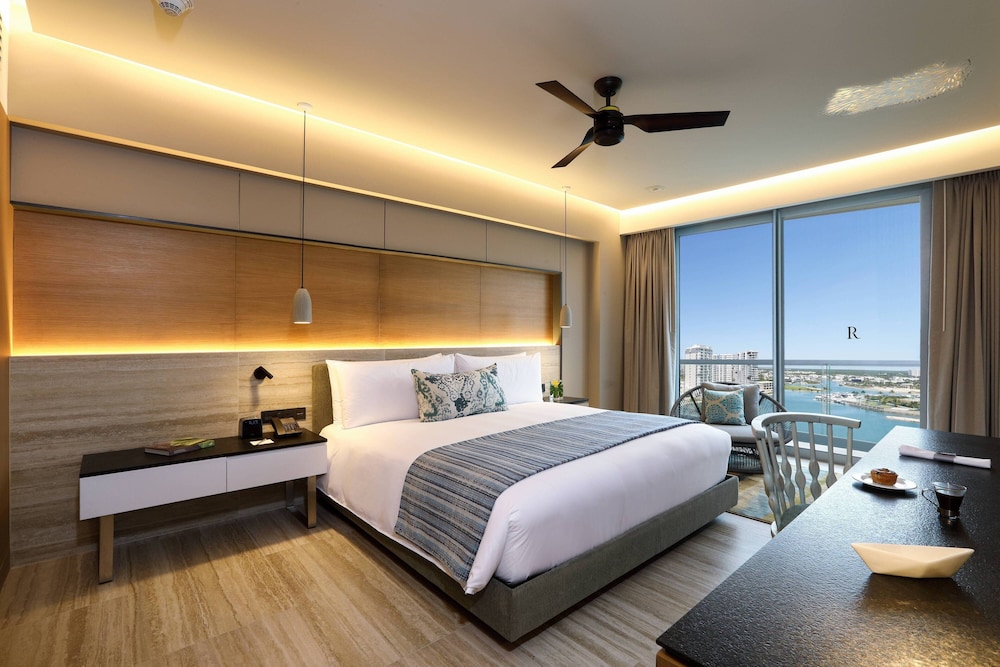 Renaissance Cancun Resort And Marina 10/76