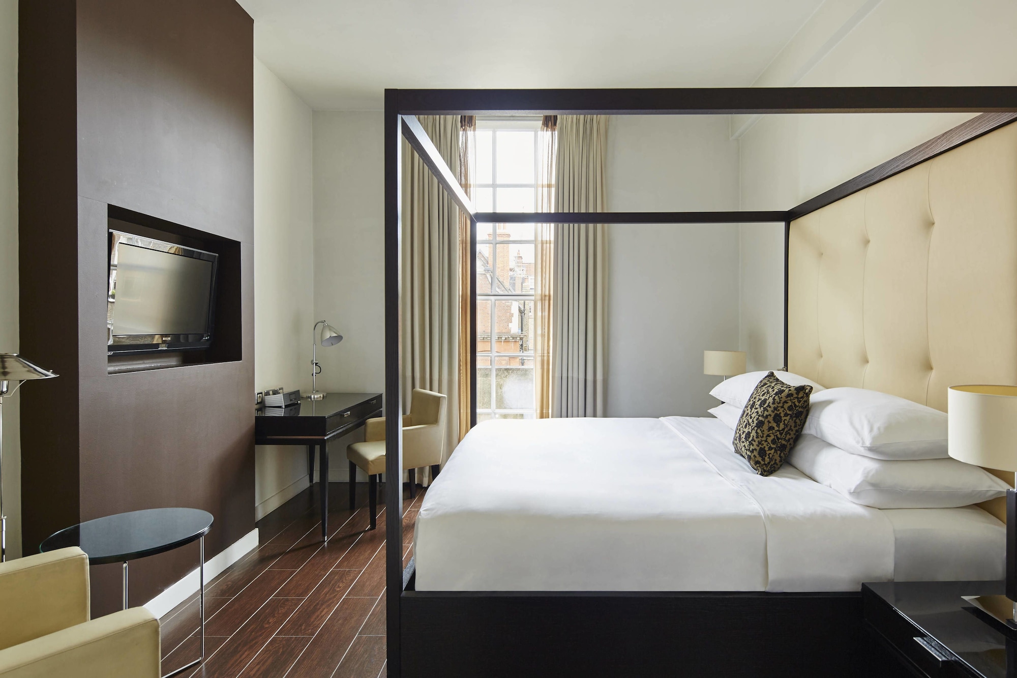 DELUXE, QUEEN BED
