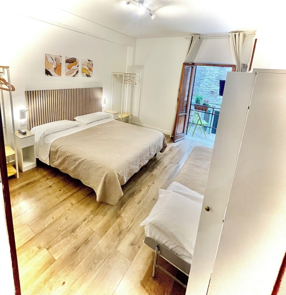 ROOM, QUADRUPLE