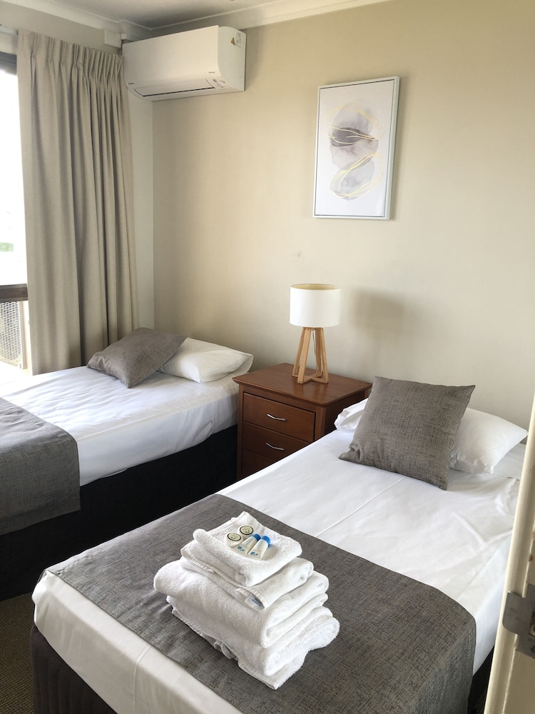 Coral Towers Holiday Suites 24/69