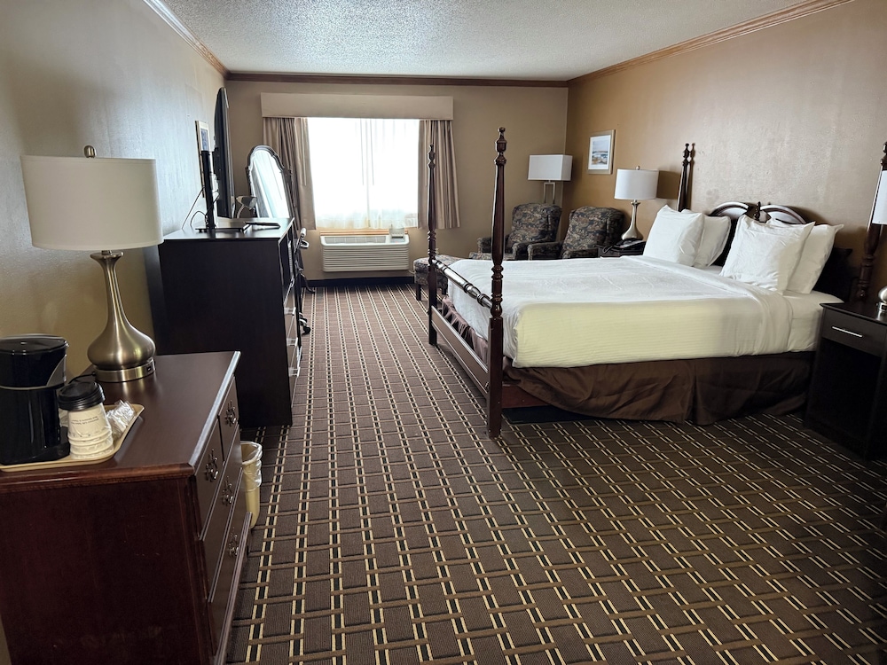 Theme, Standard, King Bed, Jetted Tub, Best Western Dodgeville Inn & Suites 2/4