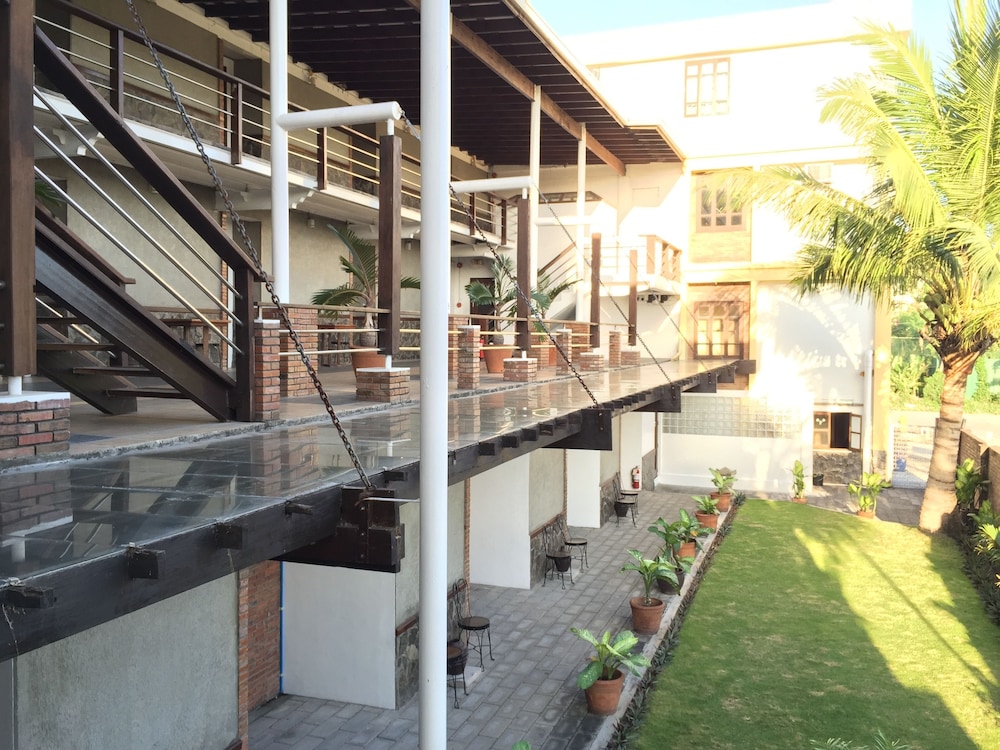 Mango Valley Hotel 1 56/67