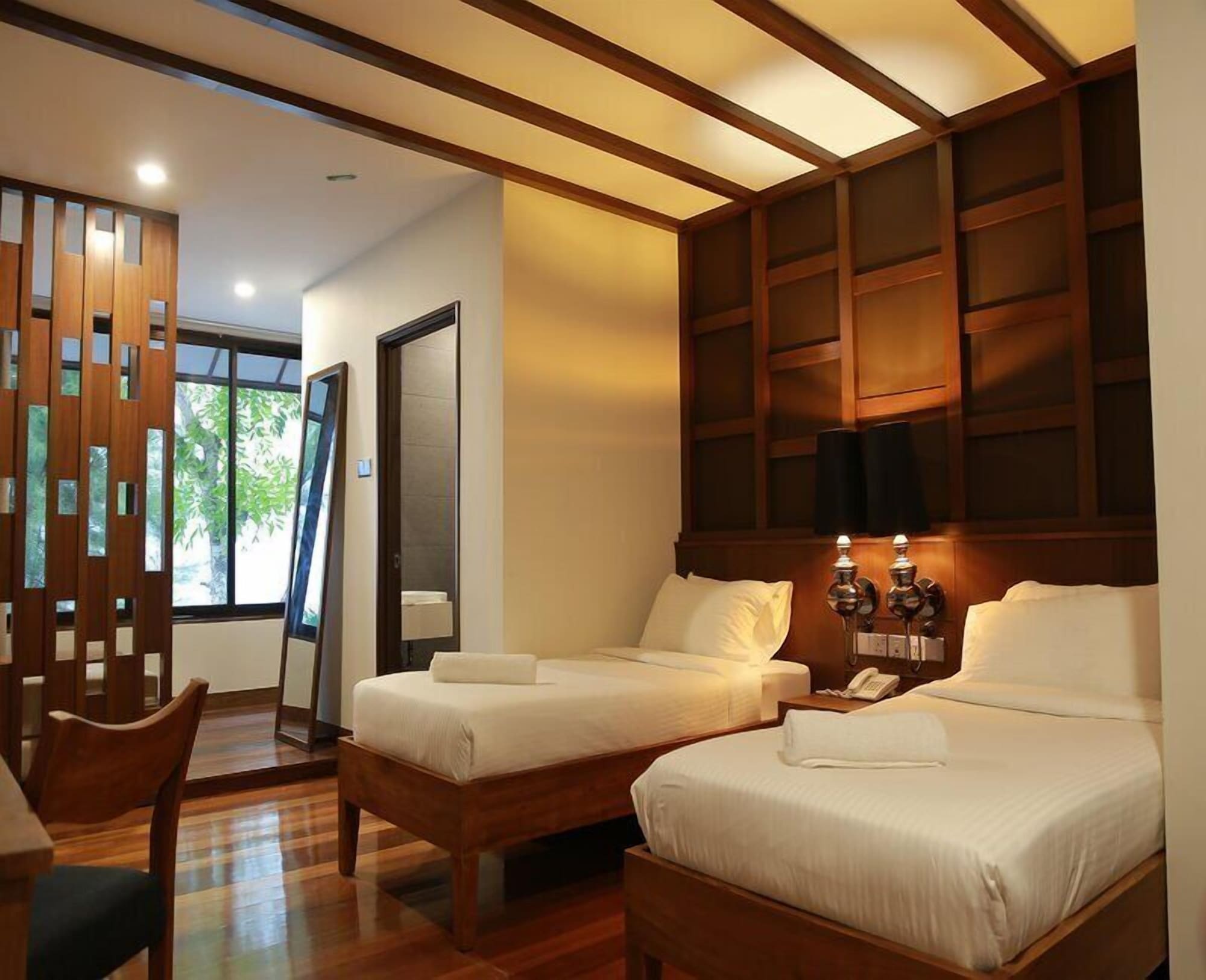 Deluxe, Twin Beds, Pool View, No Balcony