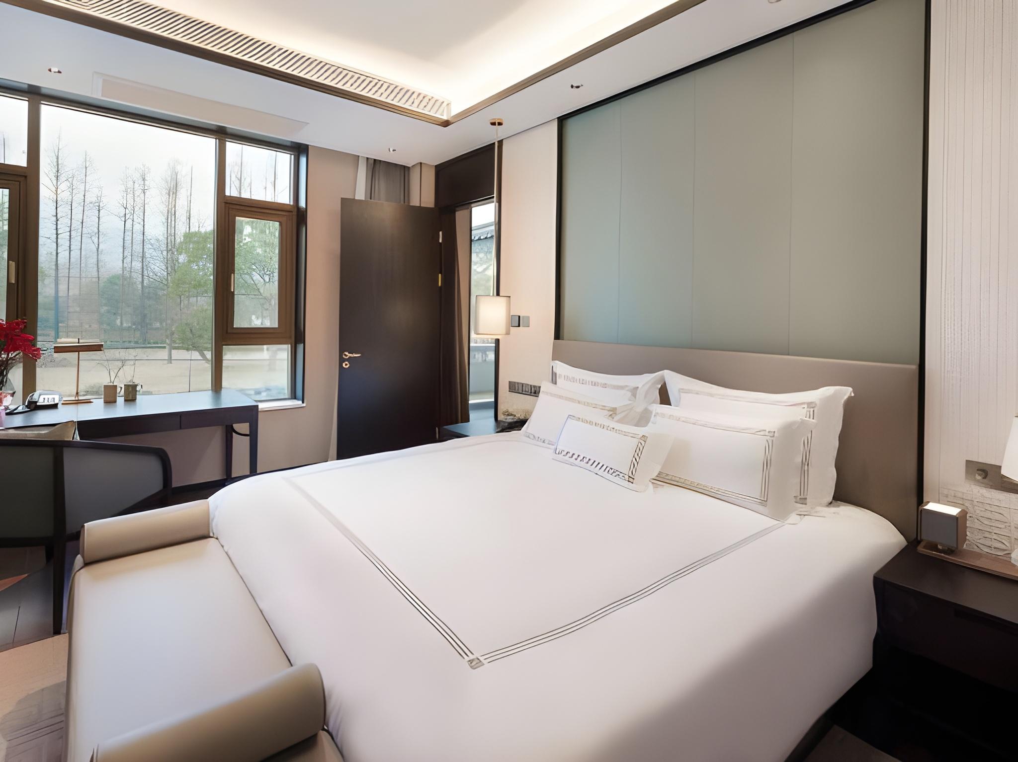 Boutique, Suite