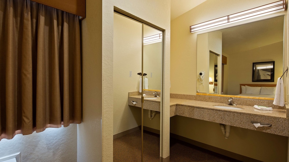 Best Western Golden Spike Inn & Suites 19/33