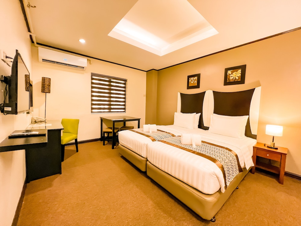 DELUXE, DOUBLE OR TWIN BED