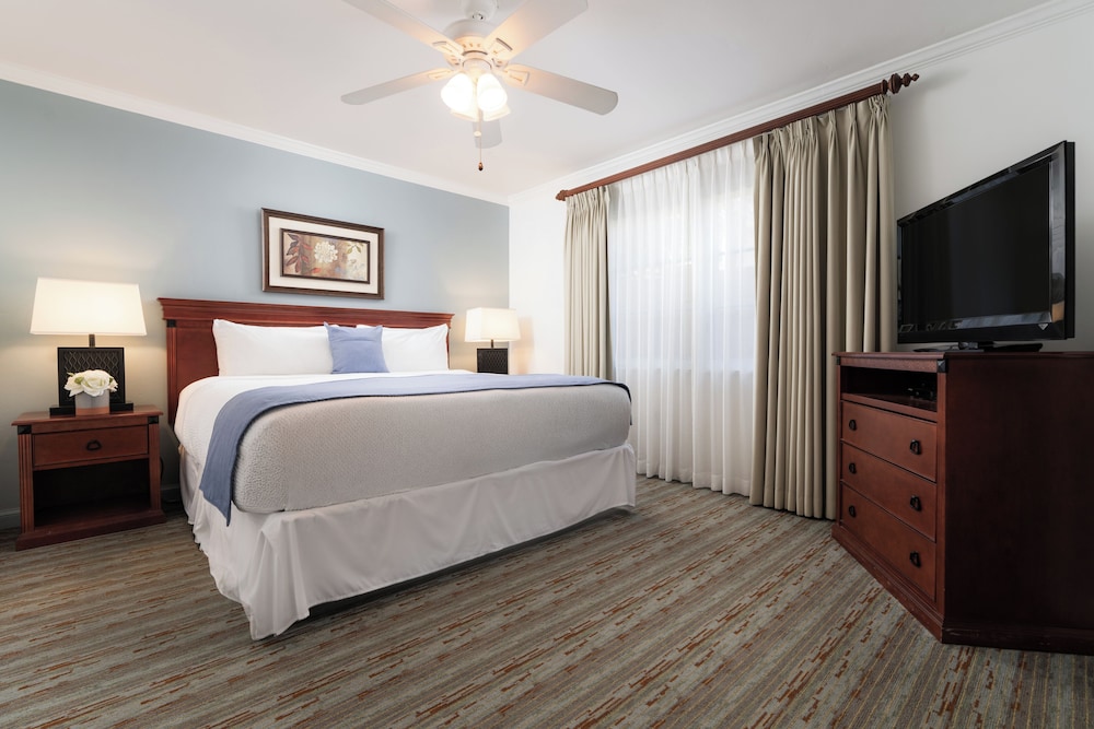 Dolphin, Suite, King Bed, Sofa، Brisas Del Mar Inn At The Beach 2/5