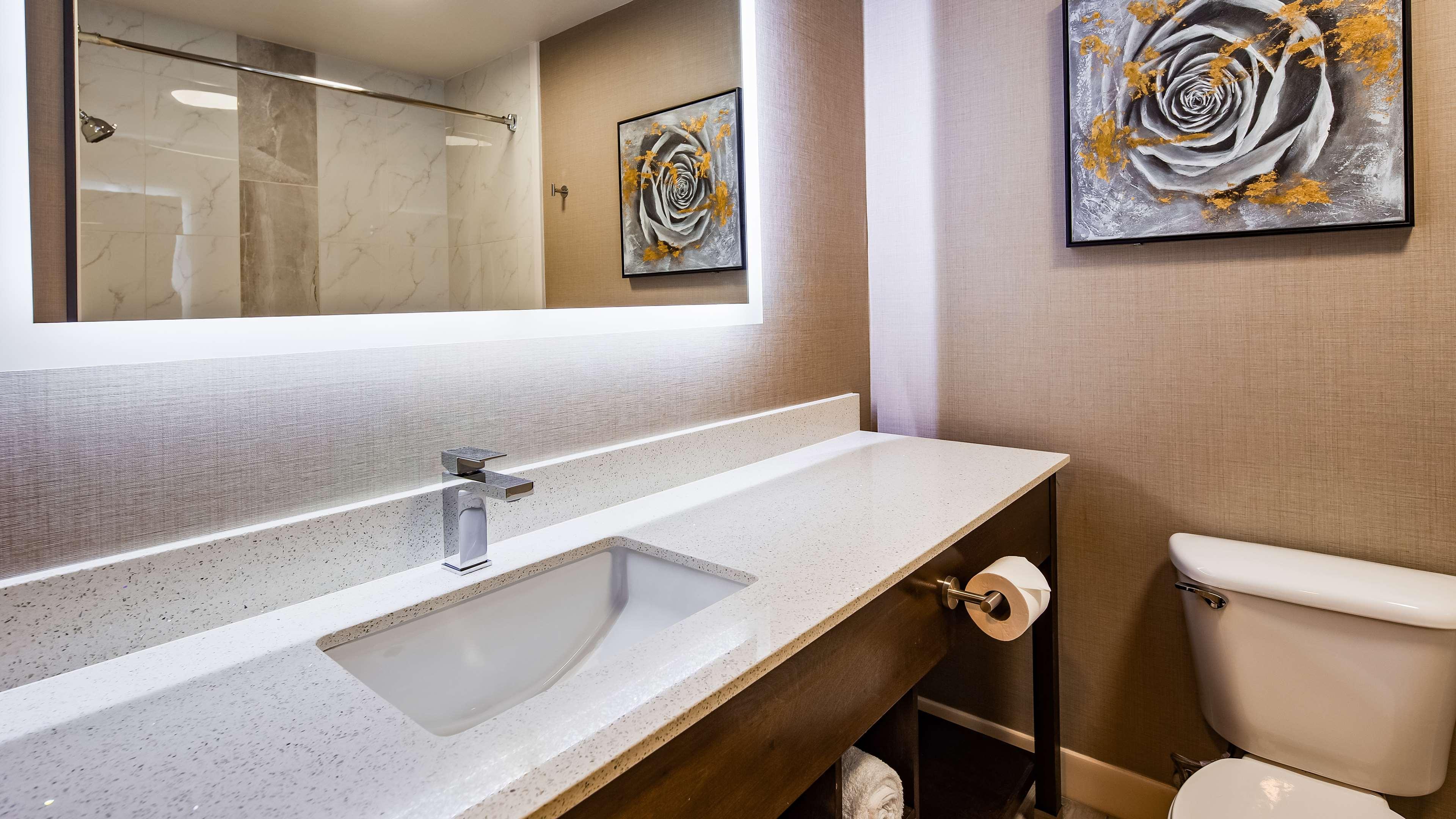 جناح بسرير كينج مع أريكة لذوي الإعاقة، Best Western Independence Kansas City 8/8