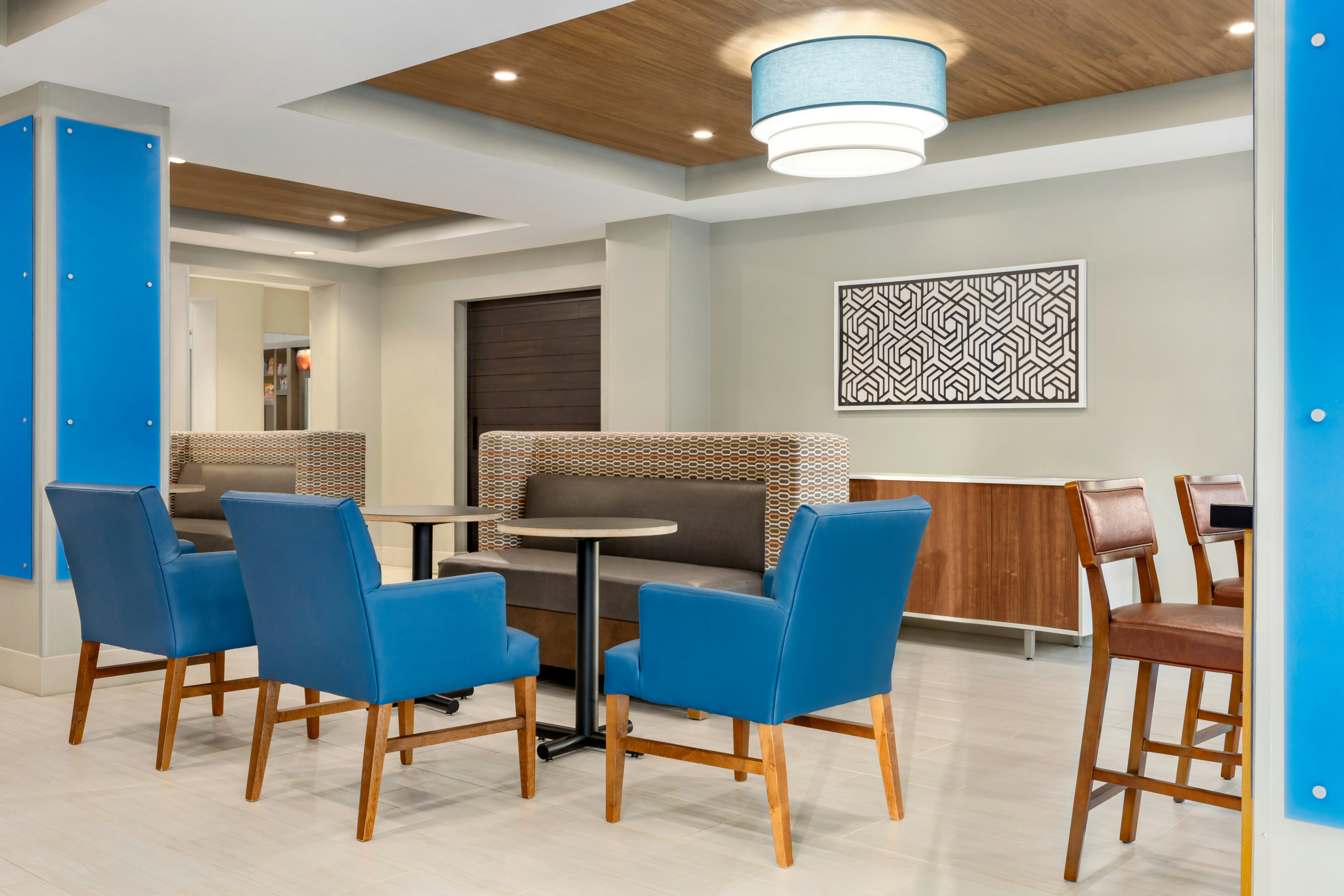 Holiday Inn Express Suites Philadelphia Mt Laurel 40/54