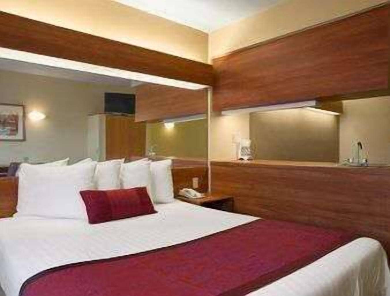 Suite, Queen Bed, Sofa, Kitchenette