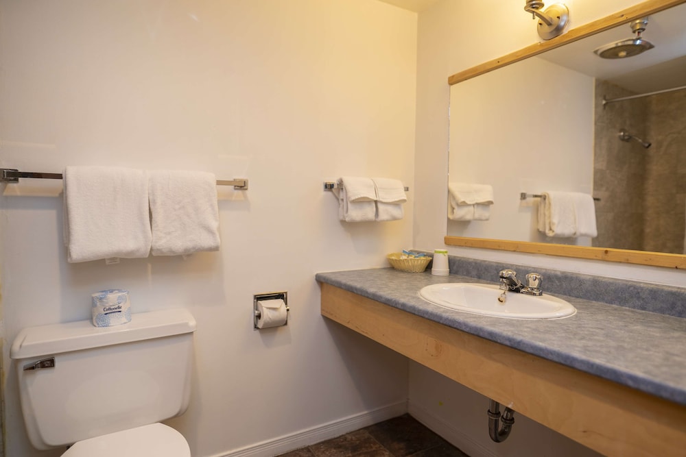 غرفة بسريرين كوين، Canadas Best Value Inn River View Hotel 3/3