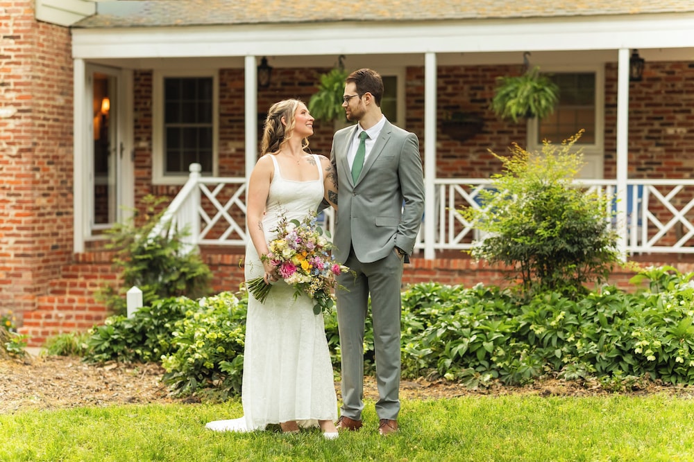 Colonial Gardens Bed & Breakfast 39/43