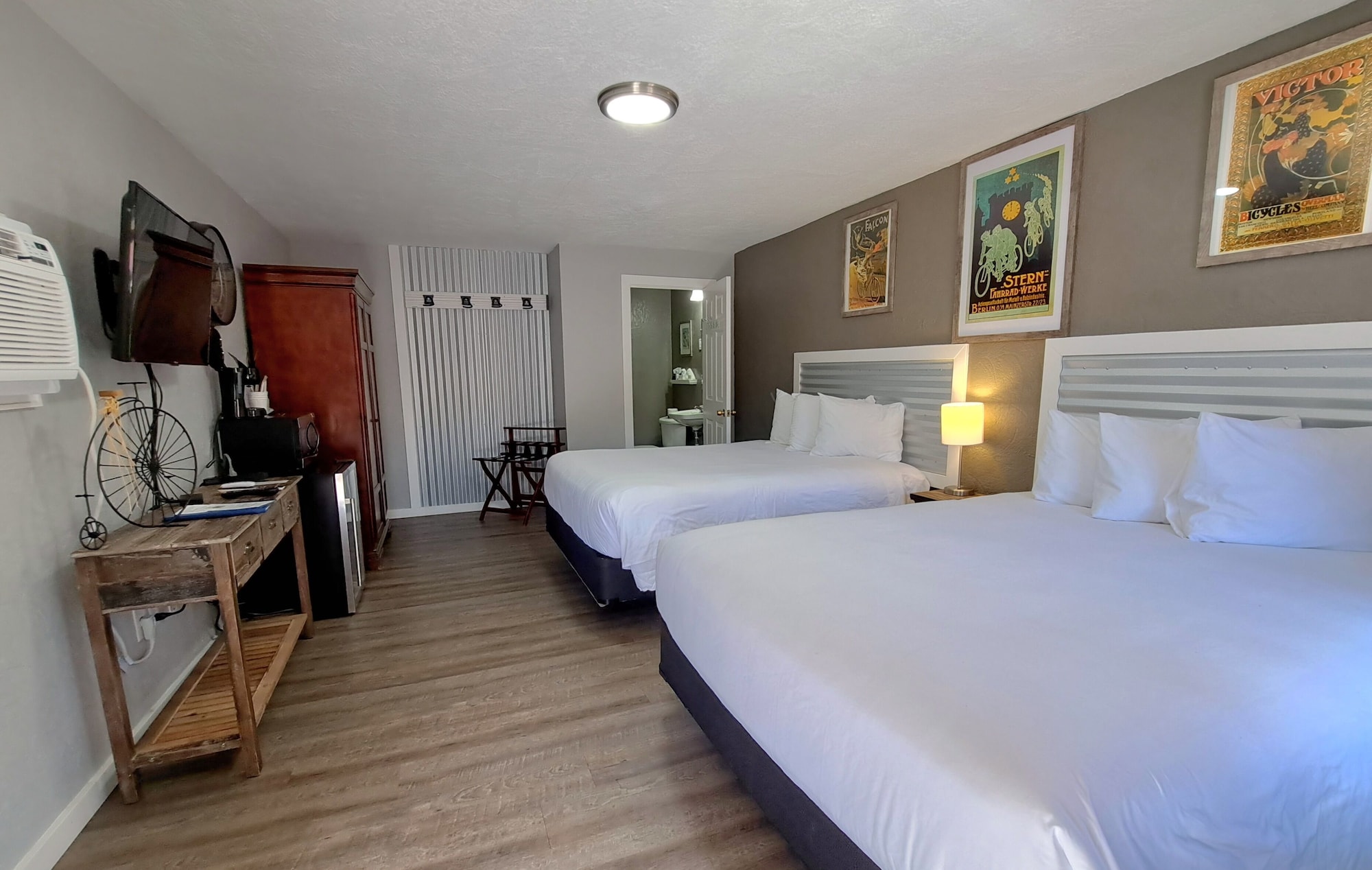SIGNATURE, 2 QUEEN BEDS