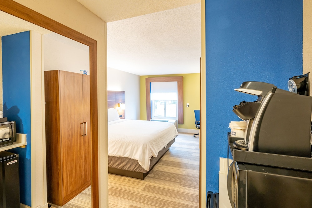 Holiday Inn Express Charleston US Hwy 17 & I-526 28/77