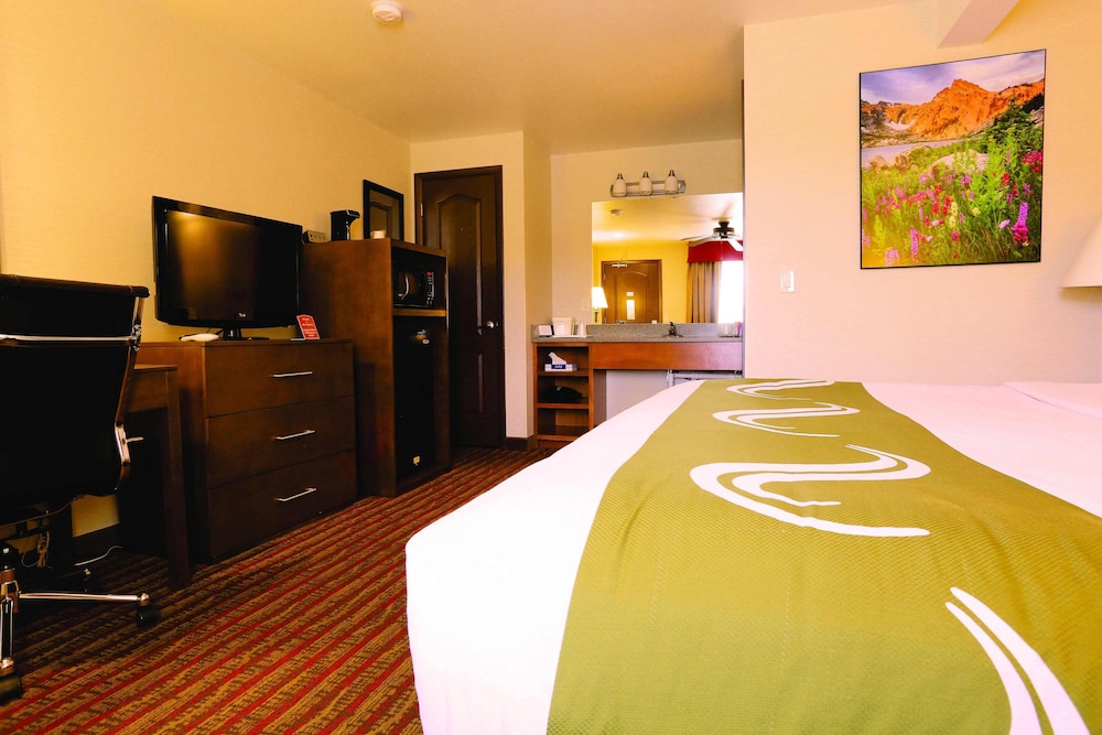 Standard, King Bed, Ground Floor, Quality Inn near Rocky Mountain National Park 5/9