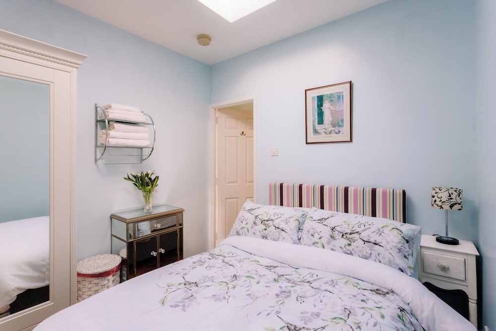 Brookhall Cottages 14/50