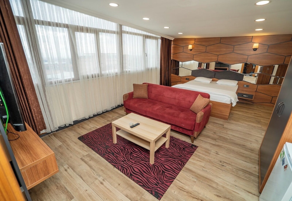 Hill Suites 10/34