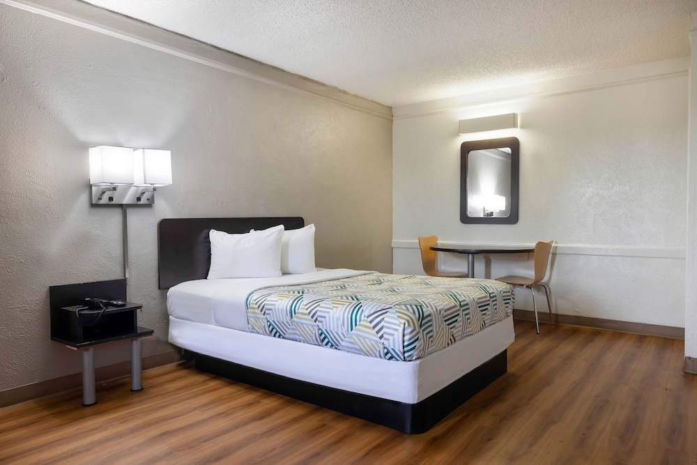STANDARD, QUEEN BED