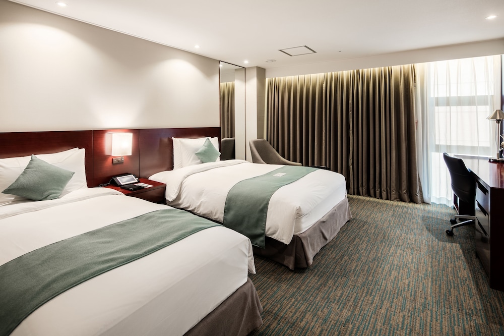 DELUXE, 1 DOUBLE AND 1 SINGLE BED