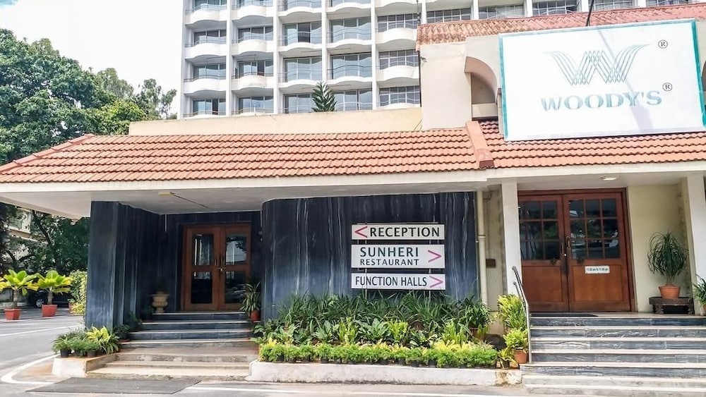 WOODLANDS HOTEL 3/50