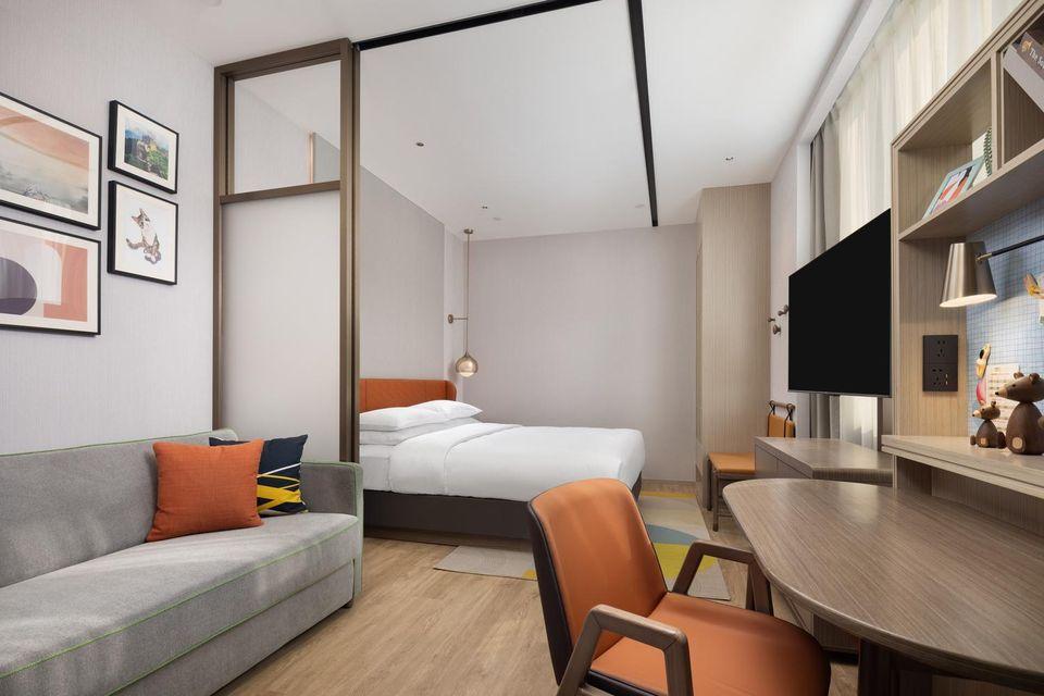 STUDIO, SUITE, KING BED