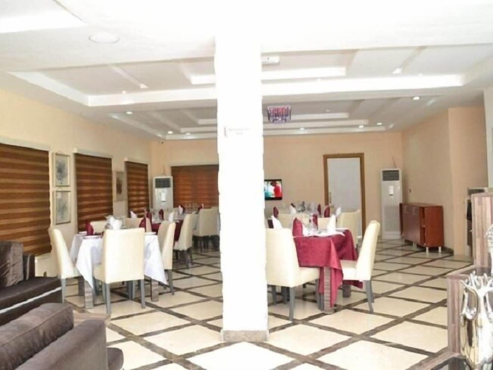 Ellyxville Hotels 29/39