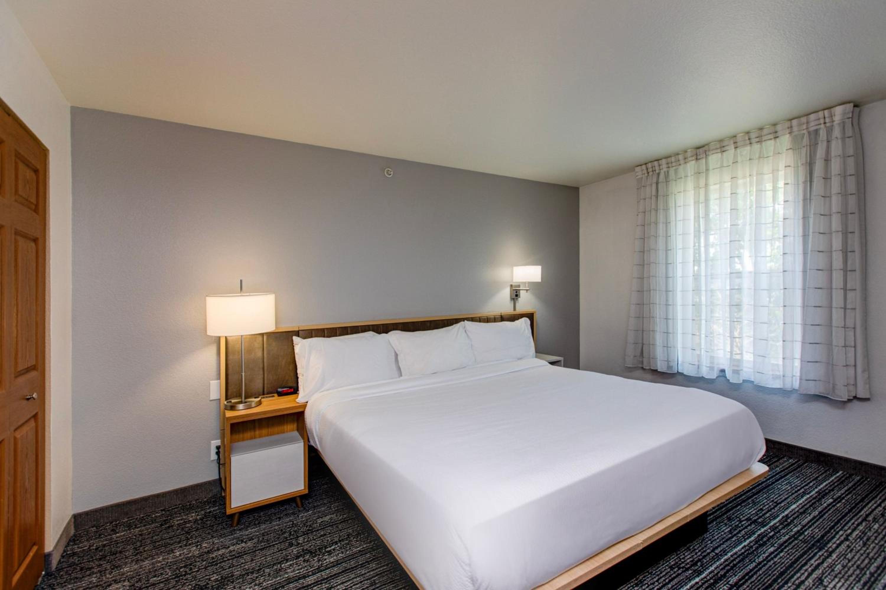 2 Bedrooms, Suite, Queen Bed