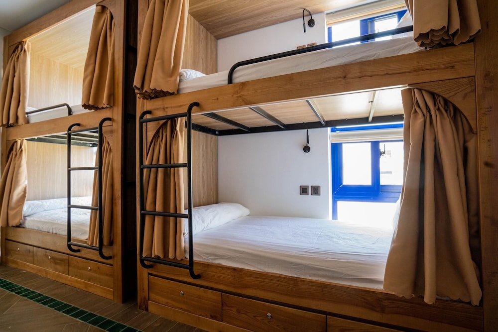 Mixed Dorm, Family, Twin Beds, 2 Bunk Beds