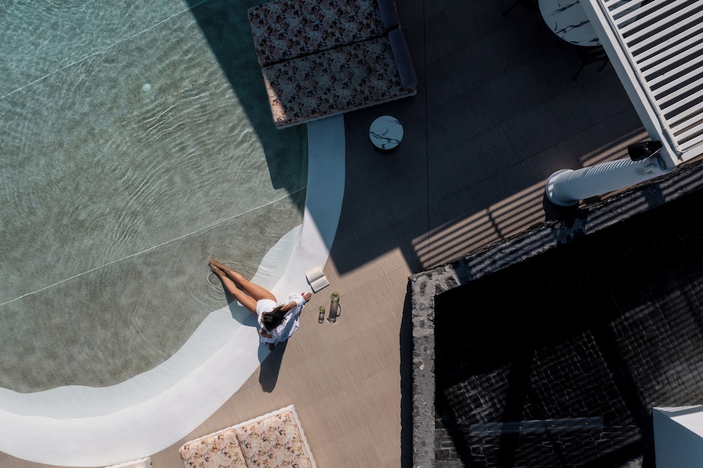 Cresanto Luxury Suites 60/60
