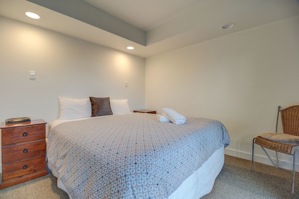 Lakefront Apartments and Lodges 18/49