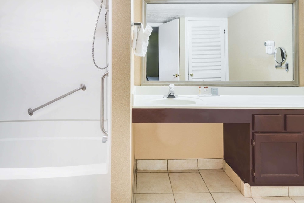 جناح بسرير كوين لذوي الإعاقة، Hawthorn Suites By Wyndham Columbus North 3/3