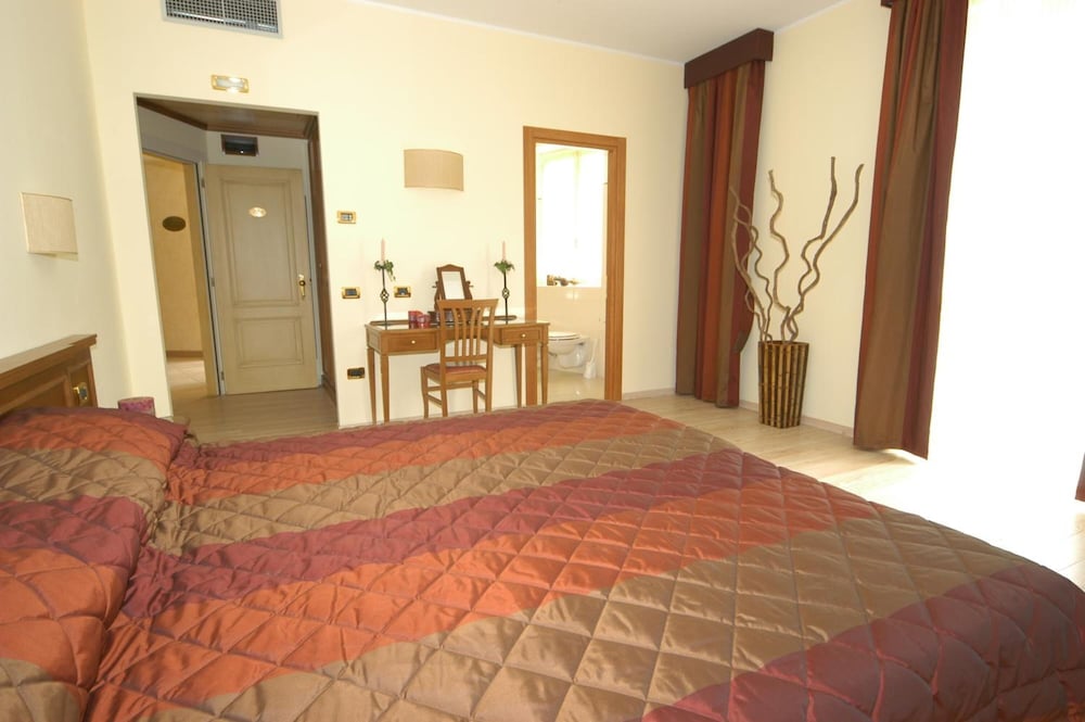 Hotel Valentino 35/50