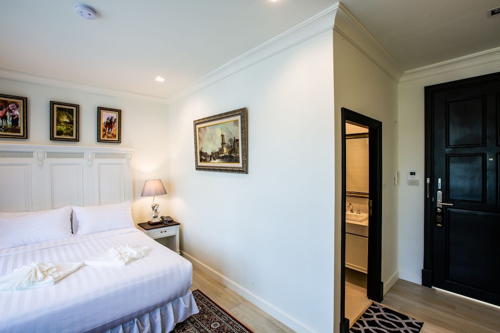 SUPERIOR, QUEEN BED