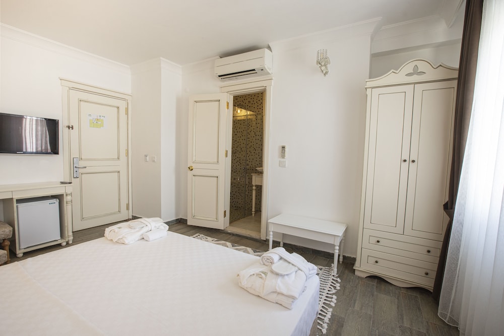DELUXE, DOUBLE BED, GARDEN VIEW