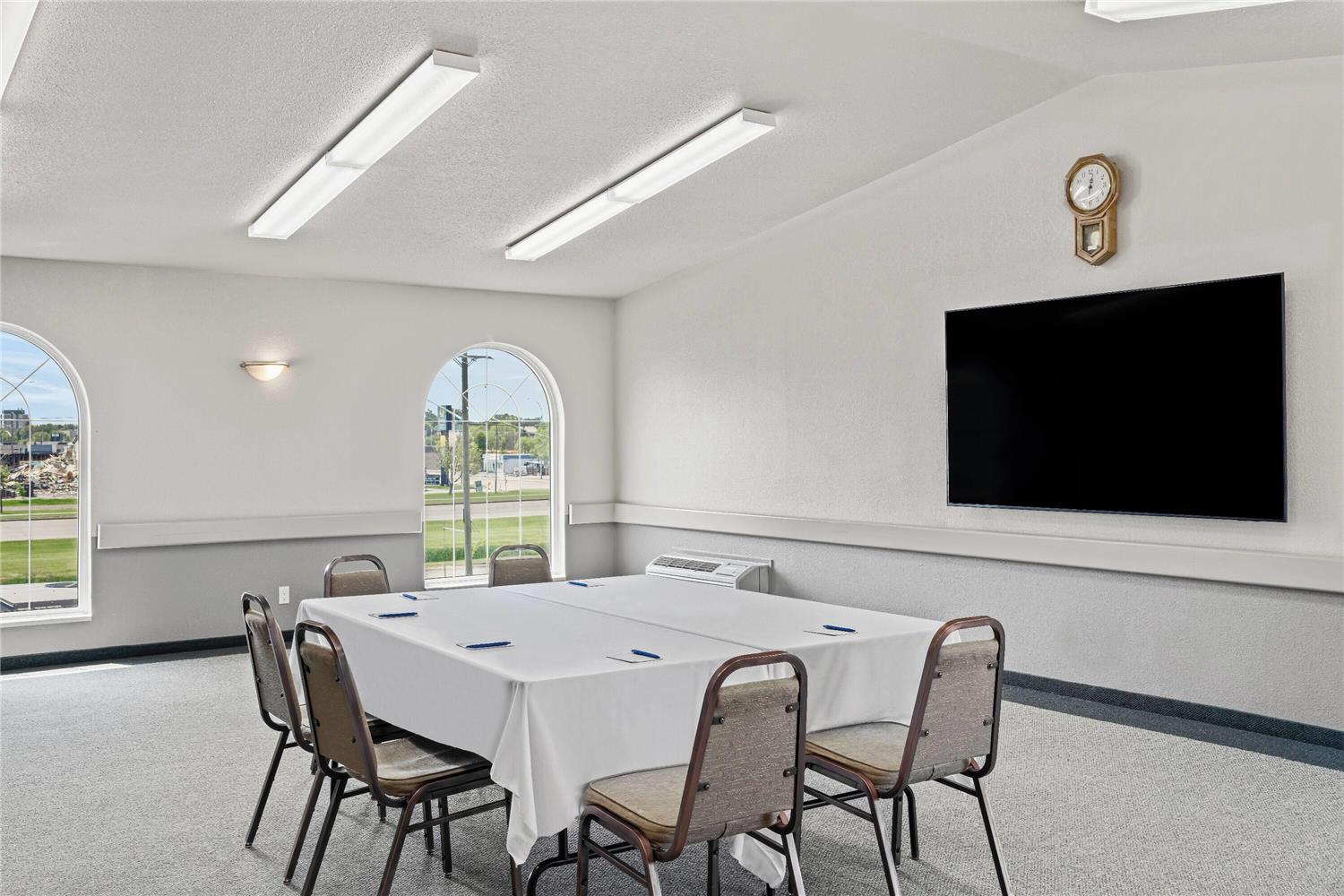 Days Inn & Suites by Wyndham Winkler 37/43