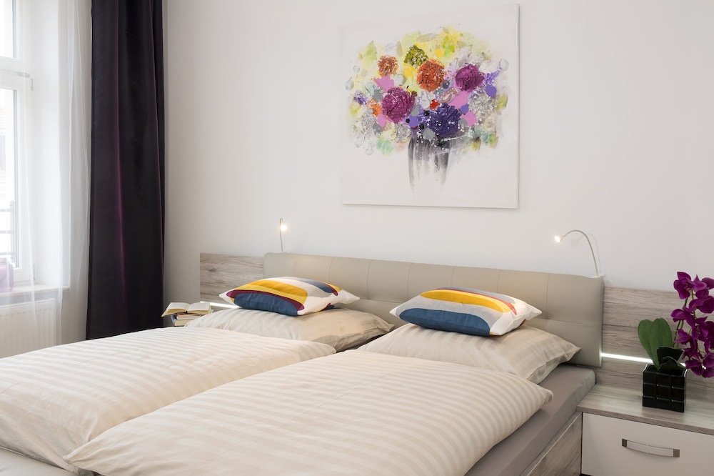 EXECUTIVE, APARTMENT, EIFFEL VIEW, PRIVATE BATHROOM
