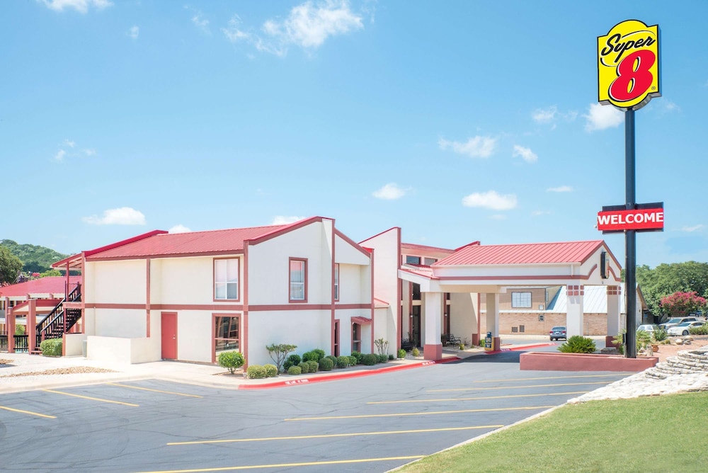 Super 8 By Wyndham Kerrville Tx 1/21