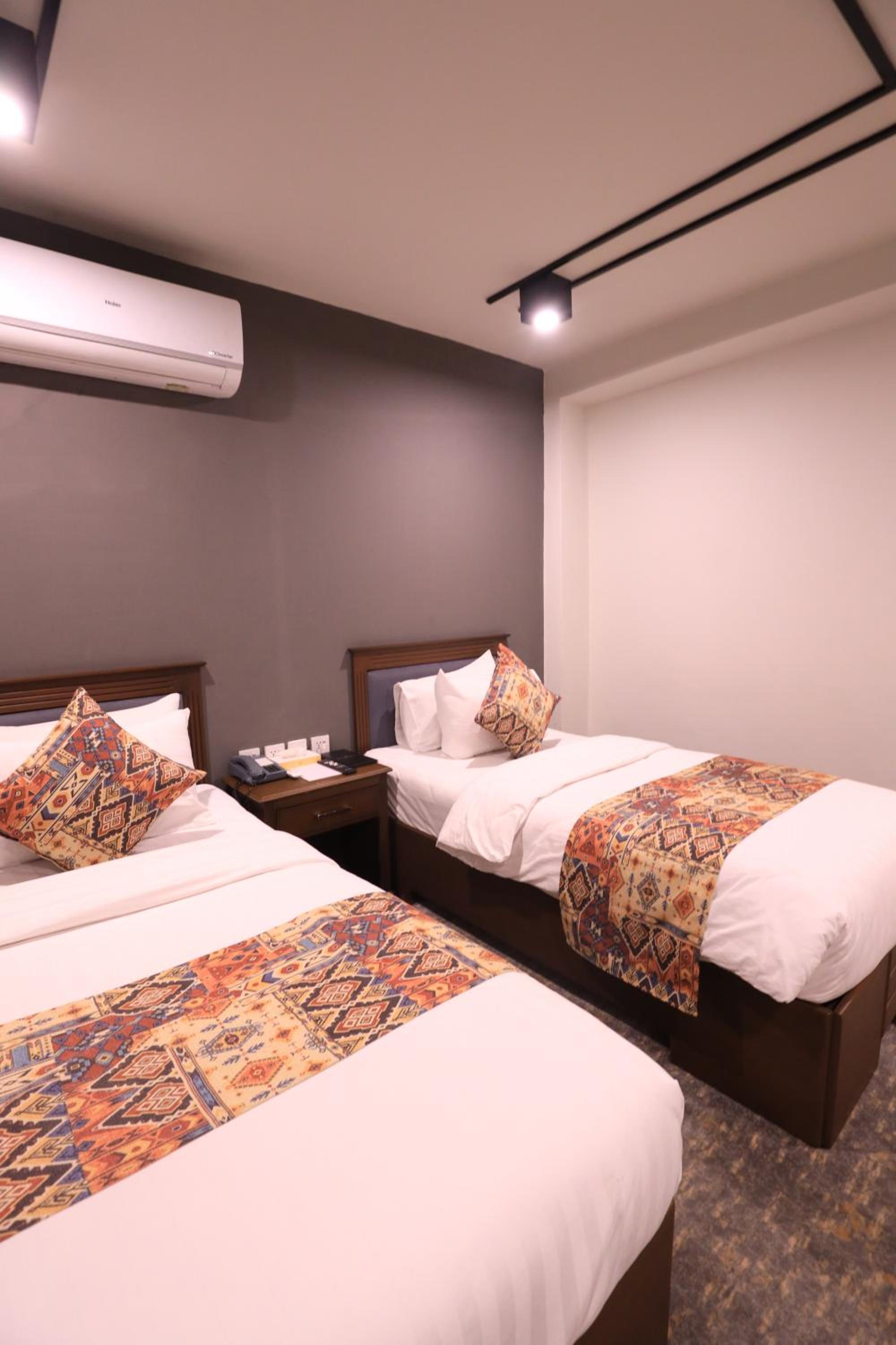 Deluxe, Twin Beds