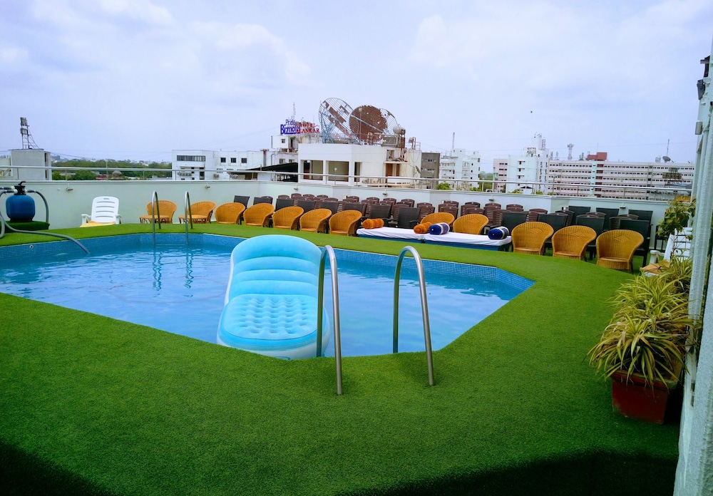 The Oasis Hotel 17/31