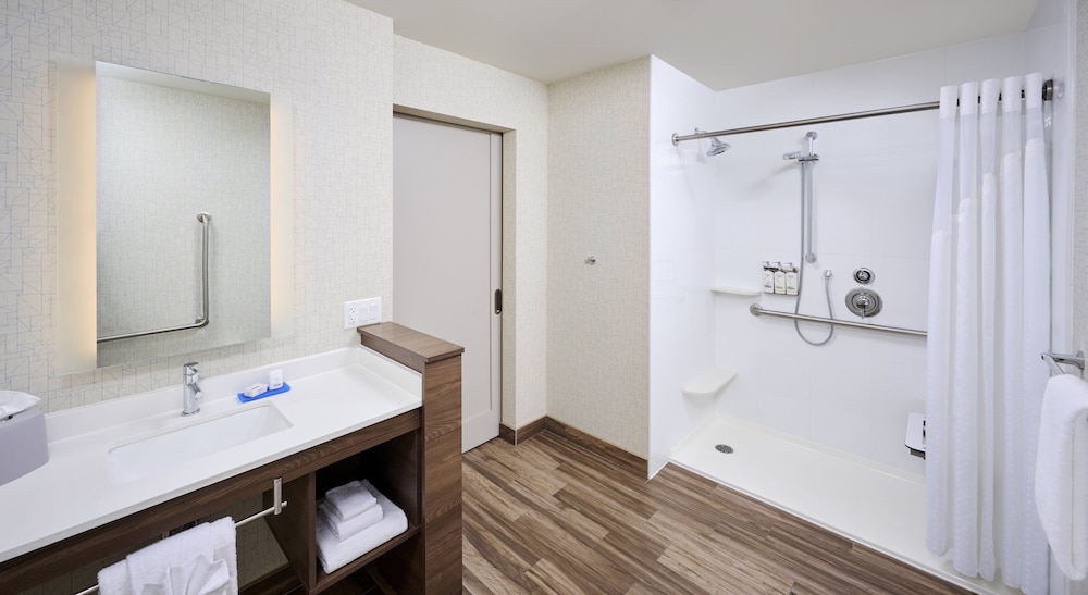 غرفة قياسية بسرير كينج لذوي الإعاقة، Holiday Inn Express And Suites Brantford 2/2