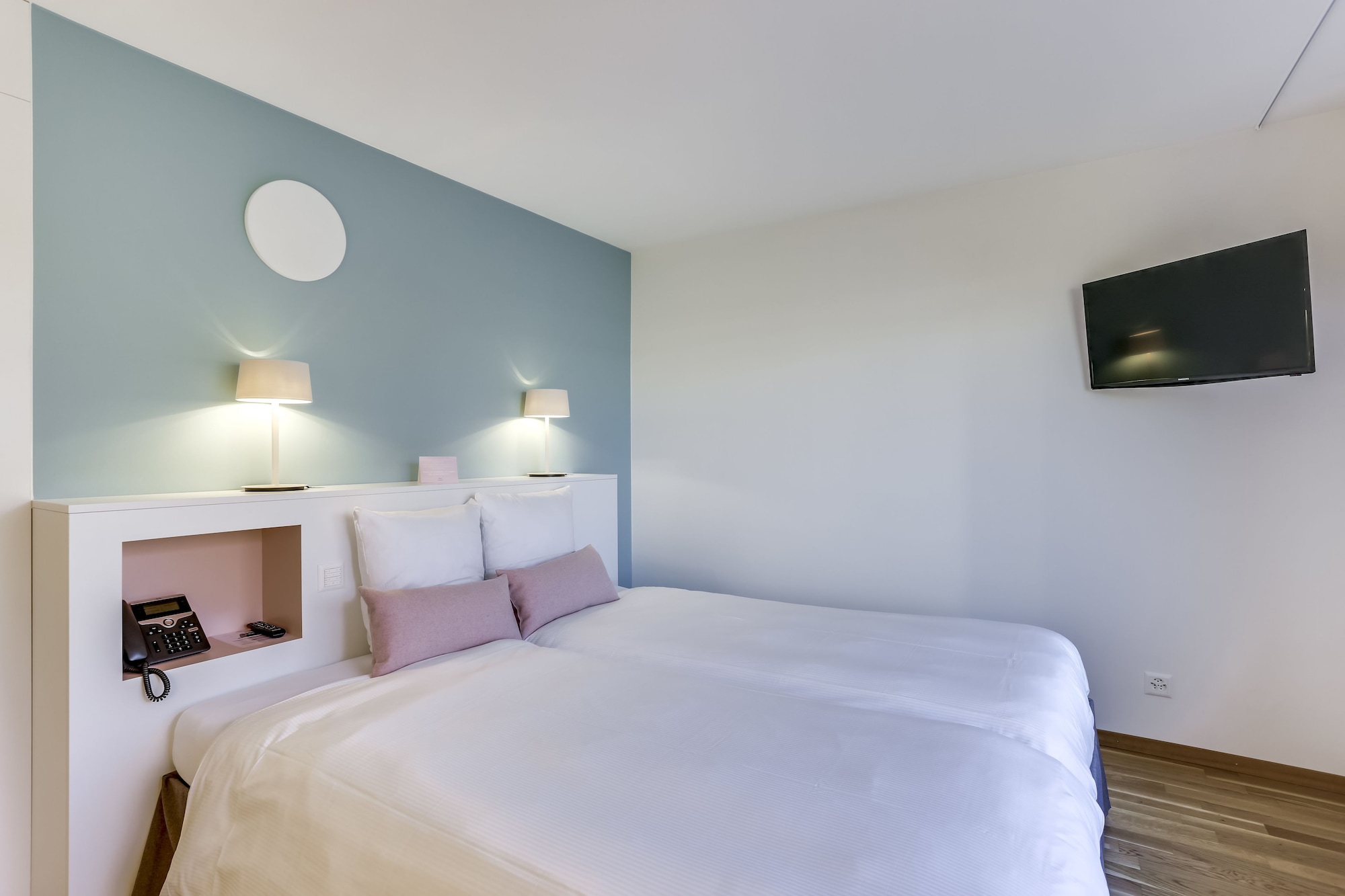 ROOM, DOUBLE OR TWIN BED