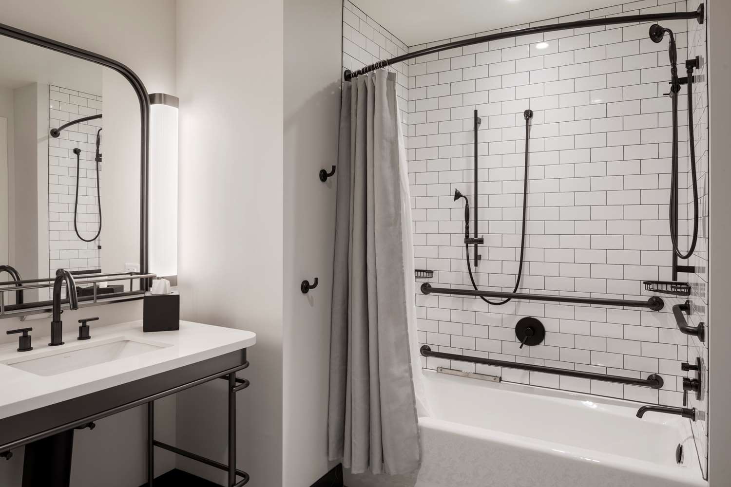 غرفة ركنية بسرير كينج بحوض استحمام لذوي الإعاقة، Canopy by Hilton Boston Downtown 4/4