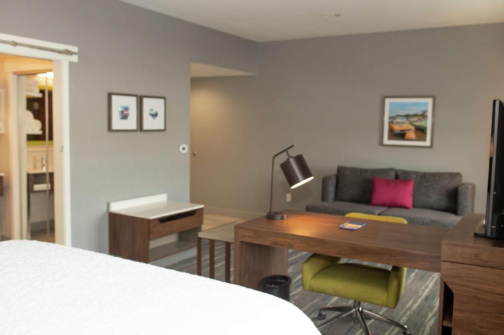 Suite, King Bed, Sofa, Accessible