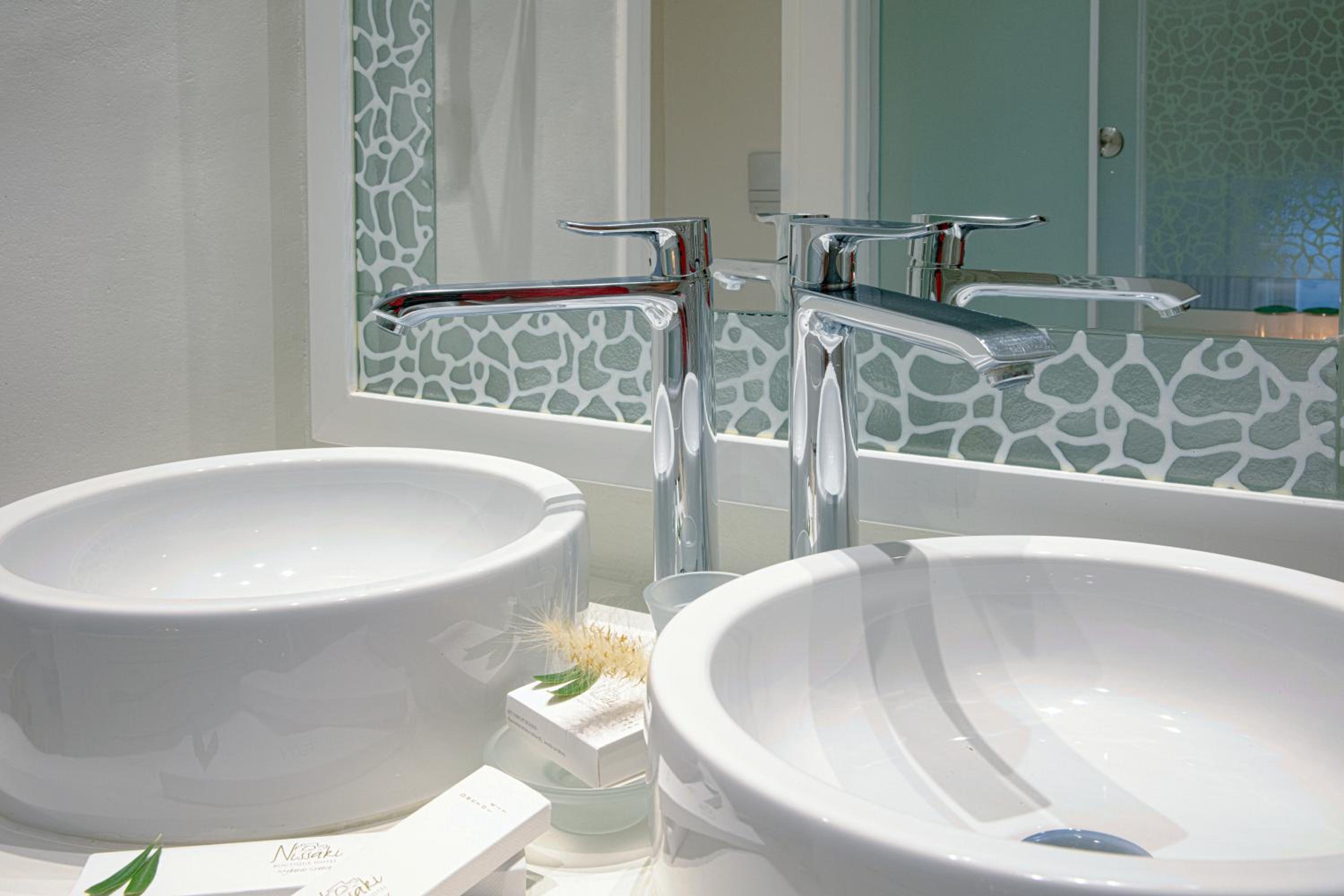 Sunshine, Junior Suite, Sea View, Outdoor Jetted Tub، Nissaki Boutique 8/10